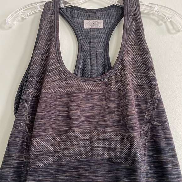*SOLD* Athleta Workout Top, Size XL - Picture 3 of 9